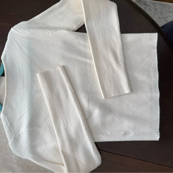 New without tags-Satin Bow Cutout Knit Long Sleeve Top - Le Lis- size medium - Picture 5 of 6